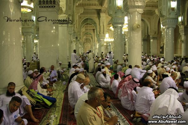 تقرير مصور : رمضان في بيت الرحمن .. متعوا عيونكم بالمناظر الروحانية