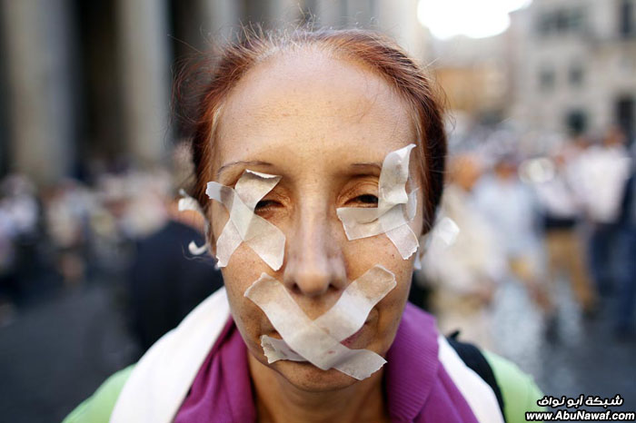 صور حول العالم : مظاهرات وول ستريت + هاتف يقيس رائحة الفم ..والمزيد