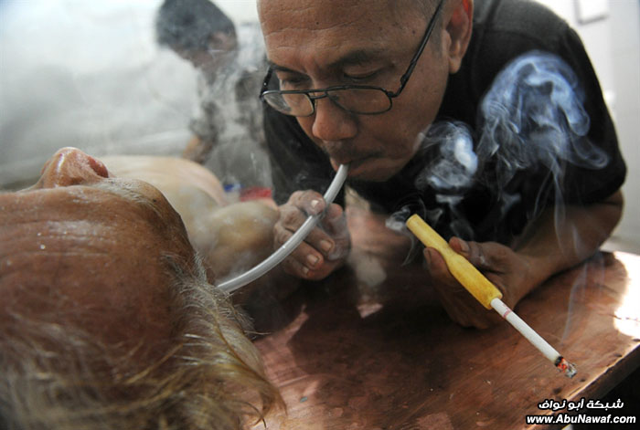 صور حول العالم : العلاج بدخان السجائر + الرئيس التشيكي يسرق قلمًا .. والمزيد