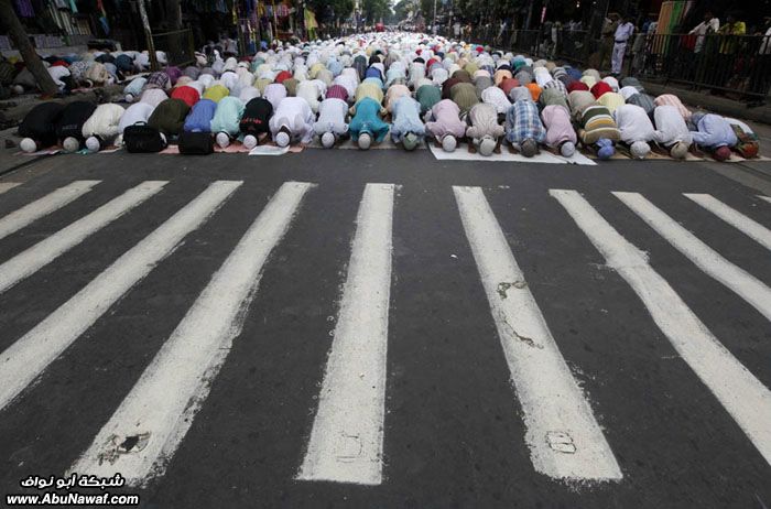 صور حول العالم : المسلمون في رمضان + كب كيك أوباما .. والمزيد