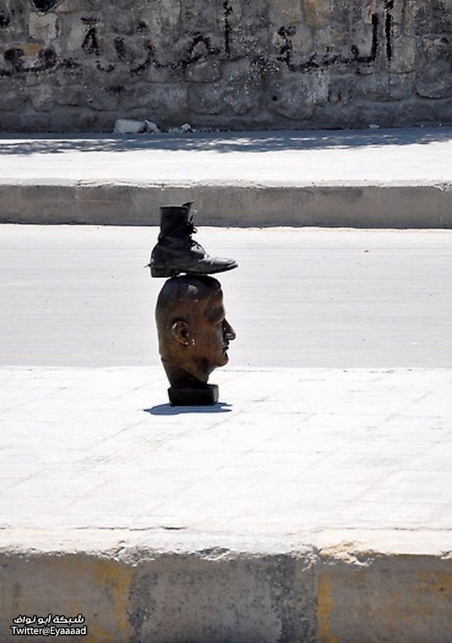 صور حول العالم : تفتيش فتاة فلسطينية + حذاء فوق رأس حافظ الأسد .. والمزيد