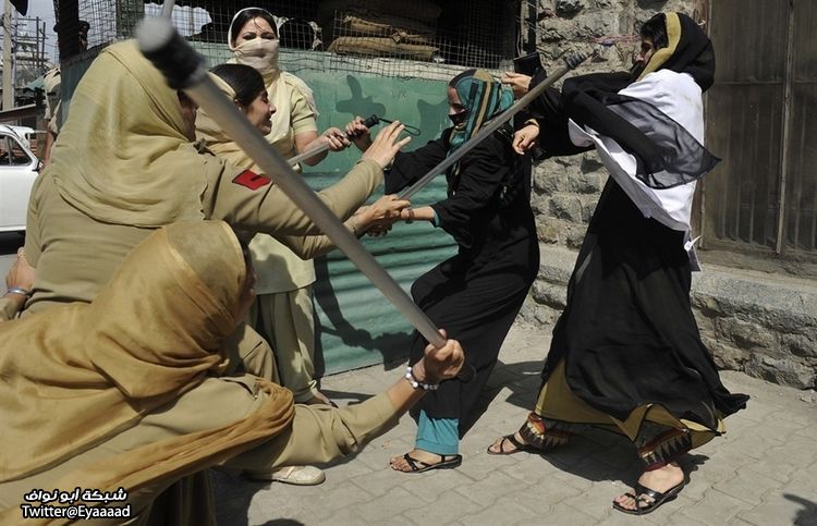 صور حول العالم : الشرطة الهندية النسائية + آيفون 5 عيار 18 قيراط .. والمزيد