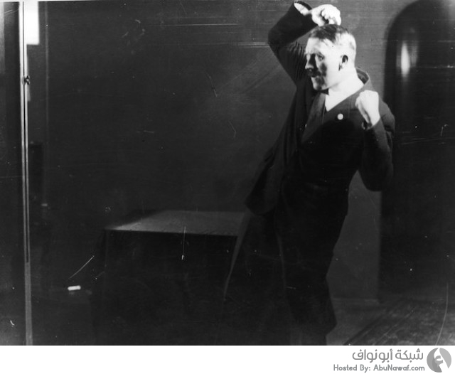 سلسلة غريبة من صور هتلر أثناء ممارسة لغة الجسد الخاصة به