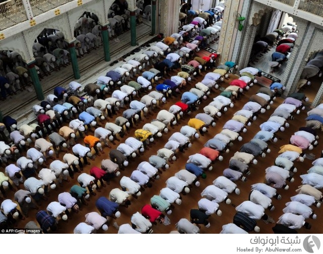 المسلمون يحيون الجمعة الأولى من رمضان